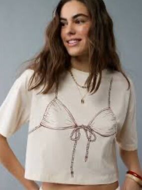 American Eagle cream boxy bikini graphic cropped short sleeve tshirt size medium